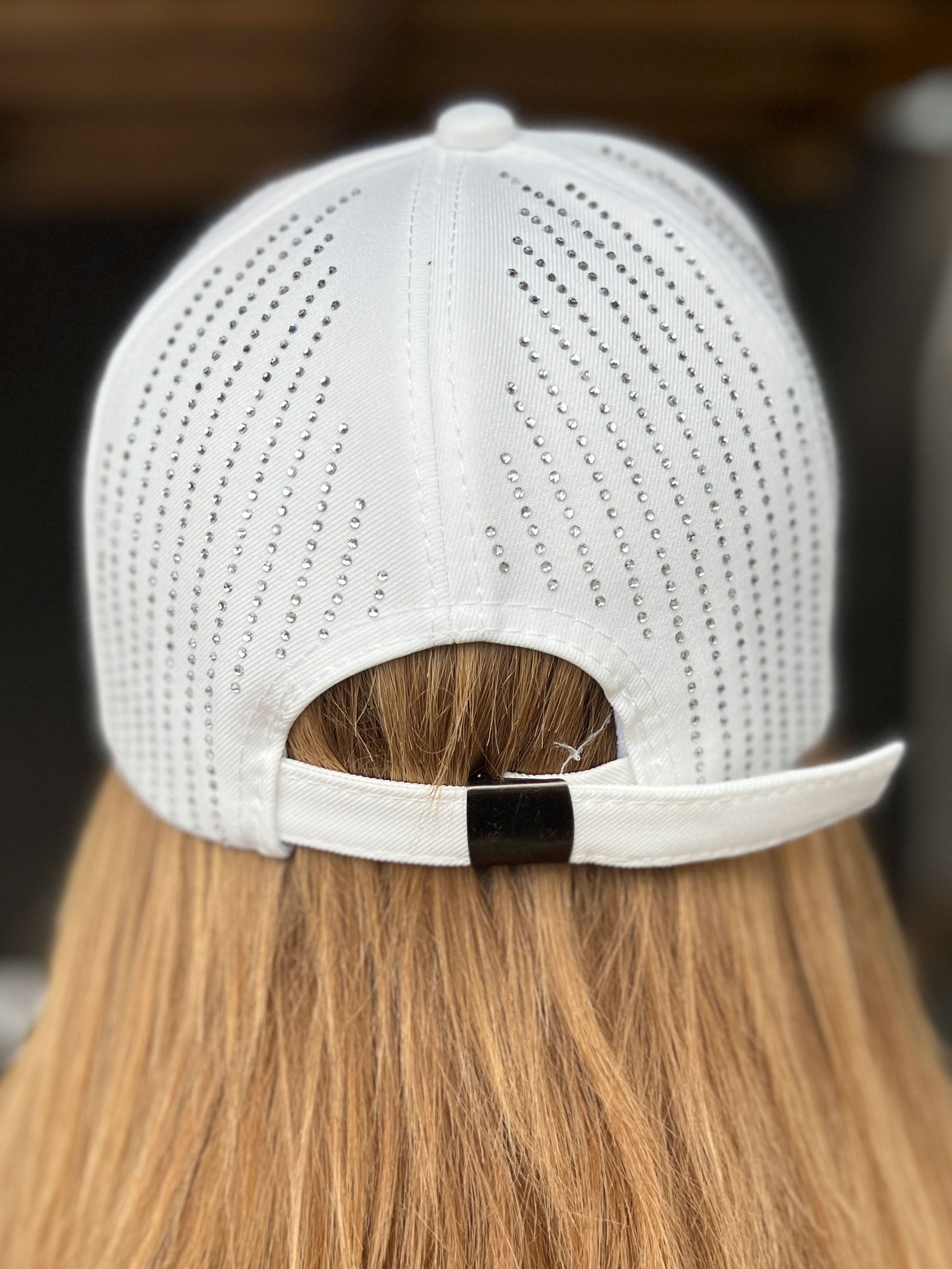 Mallie - Ensfarvet kasket pyntet med similisten